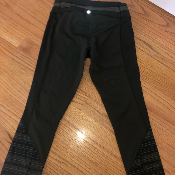 Size 4 lululemon cropped leggings! - Picture 4 of 8
